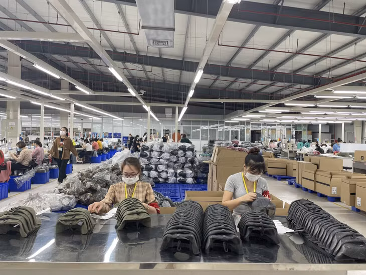 Công nhân Công ty TNHH Dệt may Weitai Hạ Long kiểm tra chất lượng sản phẩm.