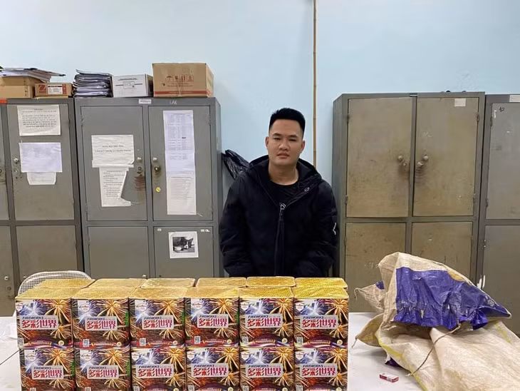 Đồng Công Hảo cùng tang vật pháo nổ. Ảnh: CA Cao Bằng.