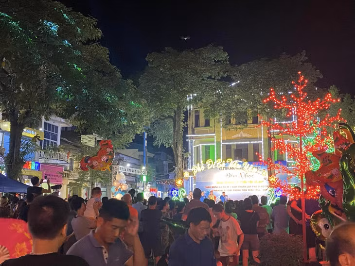 Sân khấu chính tại Phố đi bộ Tiên Yên thu hút rất đông người tới xem biểu diễn vào tối 10/8.