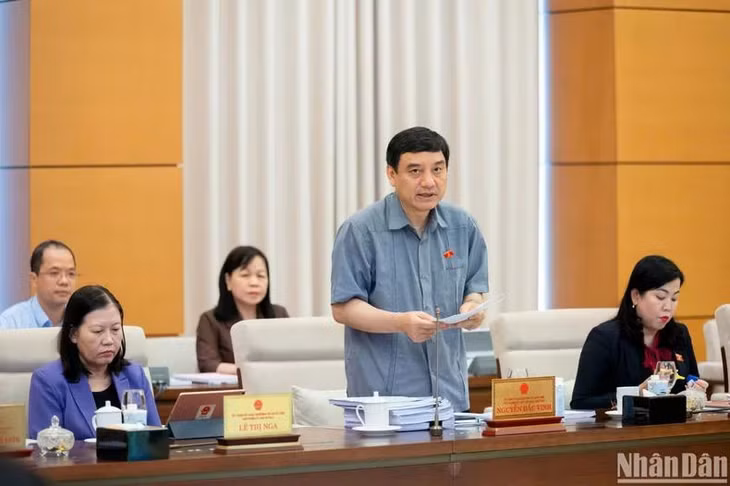 Chủ nhiệm Ủy ban Văn hóa, Giáo dục của Quốc hội Nguyễn Đắc Vinh trình bày báo cáo thẩm tra. (Ảnh: DUY LINH)
