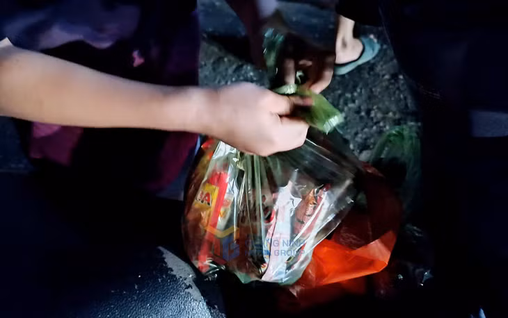 Những vật dụng cá nhân và lương thực thực phẩm thiết yếu được người dân mang theo để di dời đến nơi tránh trú an toàn.