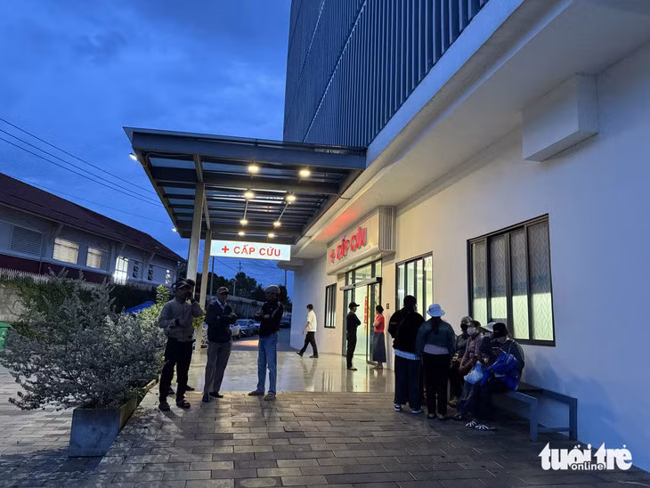 Nhiều người nhà của bệnh nhân tử vong nghi sốc thuốc ở phòng khám tư đang có mặt tại Bệnh viện Đại học Y Dược Buôn Ma Thuột - Ảnh: TRUNG TÂN
