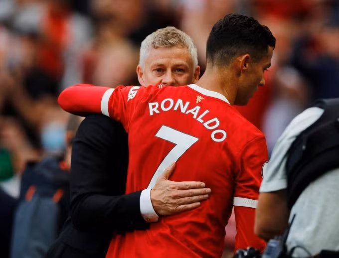 Solskjaer ôm Ronaldo khi Man Utd đấu Newcastle ở Ngoại hạng Anh trên sân Old Trafford, Manchester, Anh ngày 11/9/2021. Ảnh: Reuters.