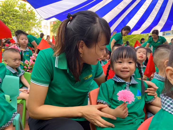 Các cô giáo trường Mầm non Hạ Long ân cần, quan tâm tới những "búp măng non" còn bỡ ngỡ khi lần đầu được tham dự lễ khai giảng.
