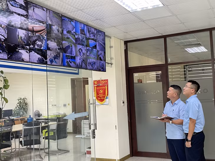 Cán bộ, nhân viên Công ty CP Nước sạch Quảng Ninh theo dõi vận hành các trạm cung cấp nước trên toàn tỉnh trên hệ thống camera quan sát.
