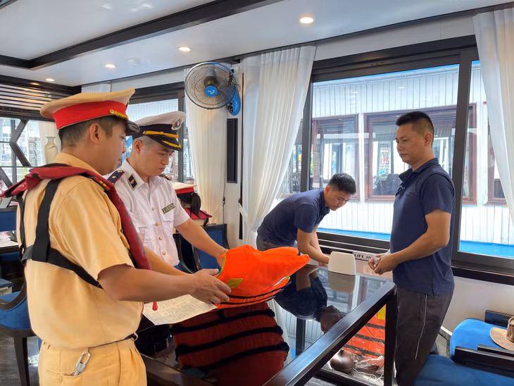 Đội Cảnh sát đường thủy, Phòng Cảnh sát giao thông (Công an tỉnh) phối hợp kiểm tra công tác an toàn trên tàu chở khách tham quan Vịnh Hạ Long trong kỳ nghỉ lễ Quốc khánh 2/9.