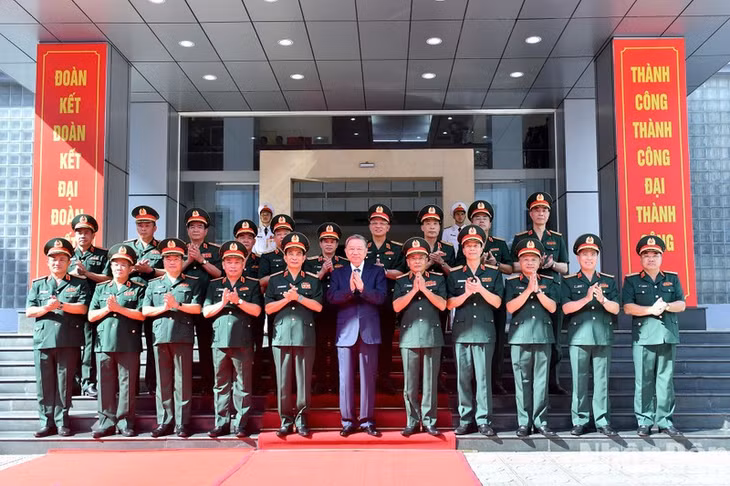 Tổng Bí thư, Chủ tịch nước Tô Lâm với lãnh đạo Bộ Quốc phòng và cán bộ, chỉ huy Tổng cục II. (Ảnh: ĐĂNG KHOA)