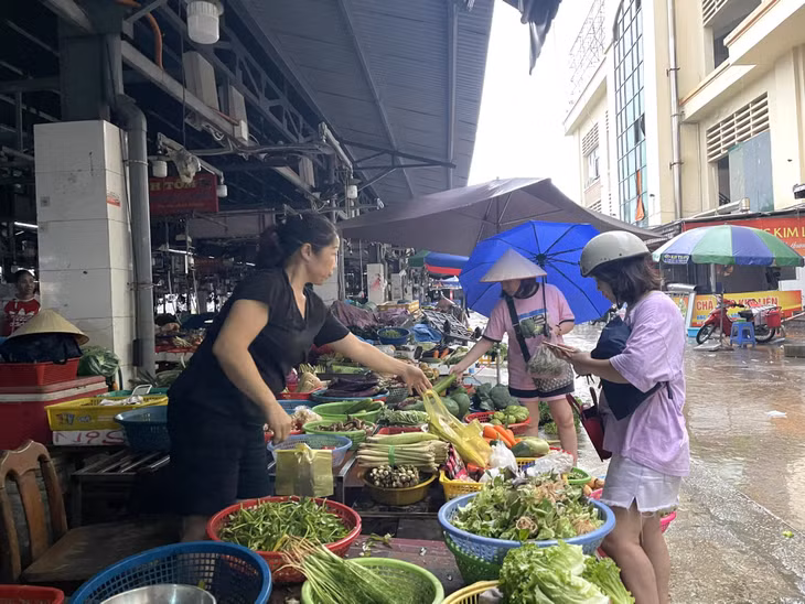 Các loại rau tăng gấp đôi lên 25.000 - 30.000 đồng/mớ; các loại củ tăng giá 5% lên khoảng 20.000 – 25.000 đồng.