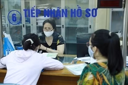 Chưa bắt buộc nhận lương hưu qua tài khoản ngân hàng. Ảnh minh họa: VGP.