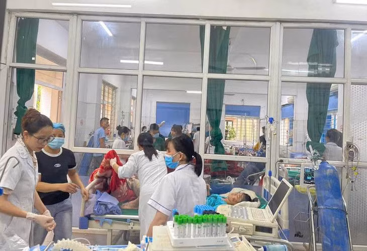 Bệnh viện đa khoa huyện Bảo Yên cấp cứu, điều trị cho các bệnh nhân bị lũ quét ở xã Phúc Khánh - Ảnh: BVĐK huyện Bảo Yên
