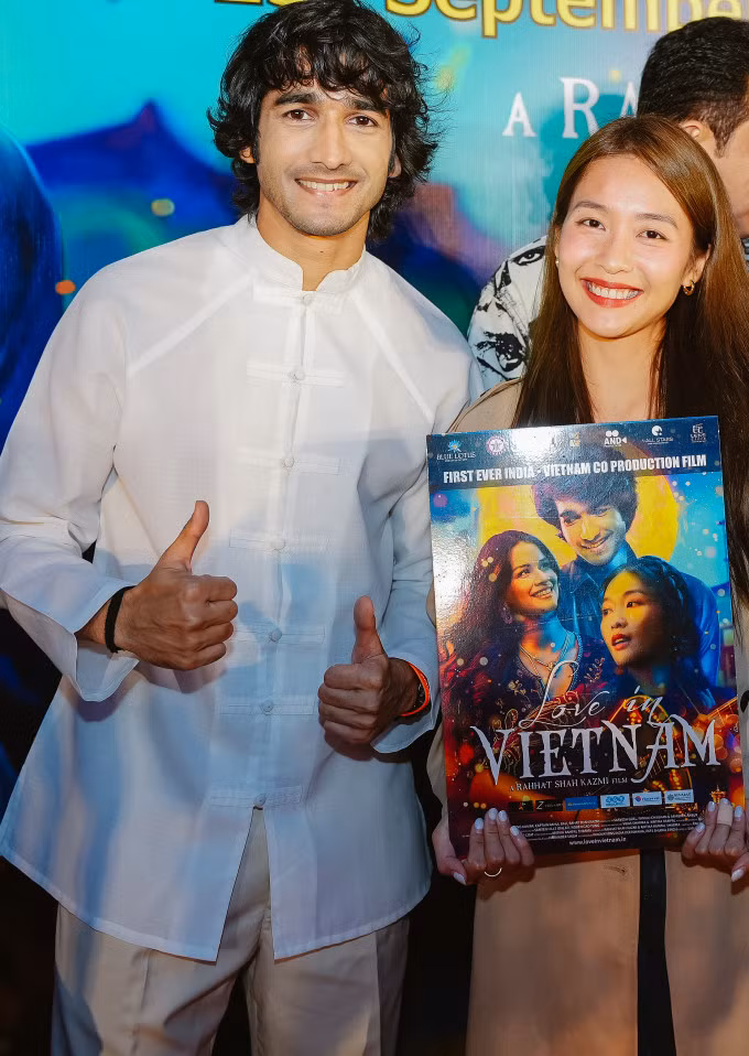Khả Ngân (phải) bên bạn diễn Shantanu Maheshwari. Ảnh: Nhân vật cung cấp