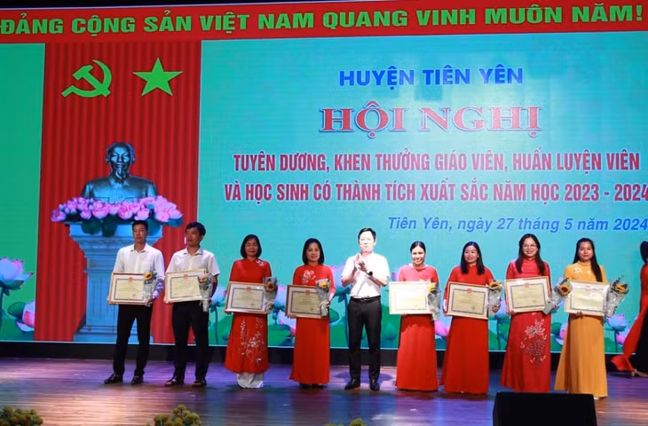 Cô giáo Nguyễn Thị Năm (thứ 3 phải sang) được khen thưởng về thành tích xuất sắc trong công tác giảng dạy năm học 2023-2024.
