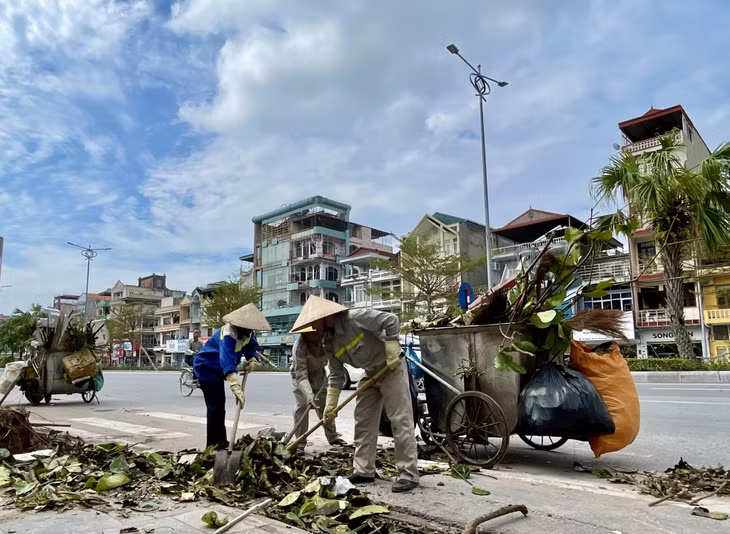 Công nhân môi trường dọn dẹp tại tuyến đường Lê Thánh Tông (TP Hạ Long).