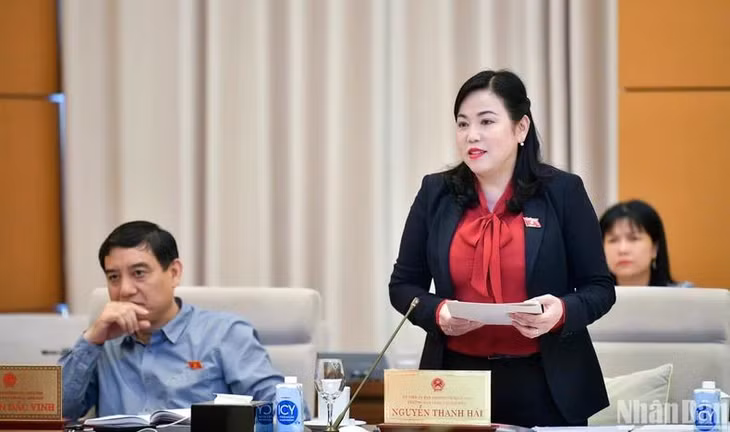 Trưởng Ban Công tác đại biểu Nguyễn Thanh Hải báo cáo tại phiên họp. (Ảnh: DUY LINH)