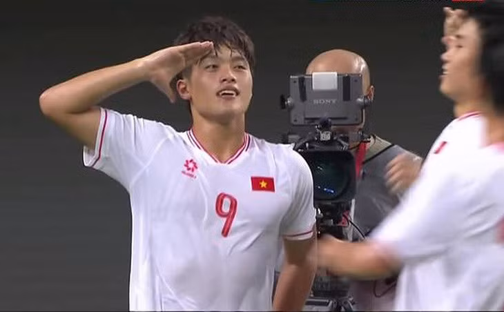 Quốc Việt ăn mừng bàn thắng gỡ hòa 1-1 - ẢNH CHỤP MÀN HÌNH