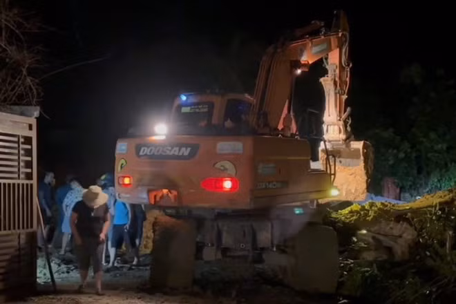Lực lượng chức năng xã Yên Sơn (Bảo Yên, Lào Cai) đang tìm kiếm các nạn nhân mất tích. Ảnh: Người dân cung cấp