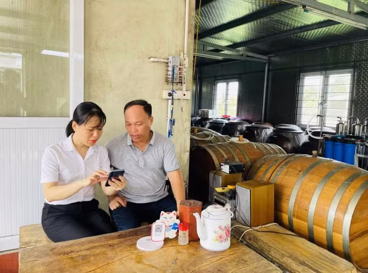 Lãnh đạo Hội Nông dân phường Yên Thanh (TP Uông Bí) hướng dẫn hội viên đưa sản phẩm lên sàn thương mại điện tử.