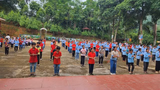 Học sinh Trường Tiểu học và Trung học Cơ sở số 1 Phúc Khánh ((huyện Bảo Yên, tỉnh Lào Cai) quay trở lại trường học tập vào sáng 16/9.