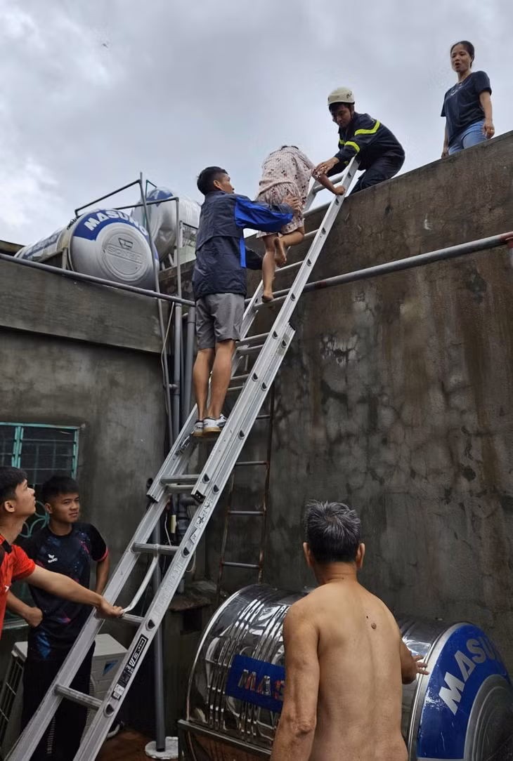 TP Uông Bí: Hỗ trợ di dời, cung cấp suất ăn cho 160 hộ dân bị ngập lụt ảnh 3