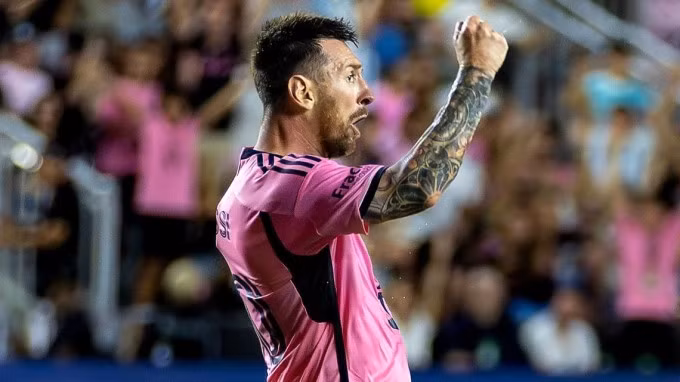Messi ăn mừng sau khi ghi bàn cho Inter Miami, trong trận hòa Charlotte FC ở vòng 31 giải MLS.