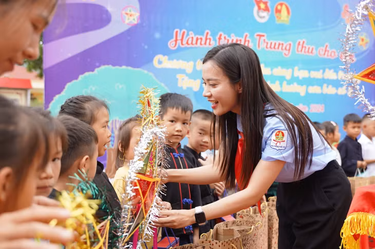 Ban Thường vụ Tỉnh đoàn - Hội đồng Đội tỉnh cùng các đơn vị đồng hành trao tặng hơn 300 suất quà cho các em thiếu nhi.