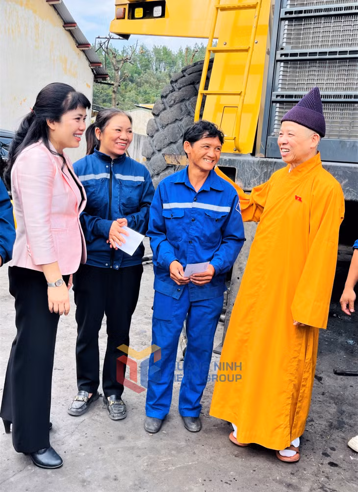 Dịp này, đồng chí Nguyễn Thị Thu Hà, Phó Trưởng đoàn ĐBQH tỉnh và Hòa thượng Thích Thanh Quyết động viên, tặng quà 25 gia đình công nhân các doanh nghiệp bị thiệt hại nặng nề do bão số 3.