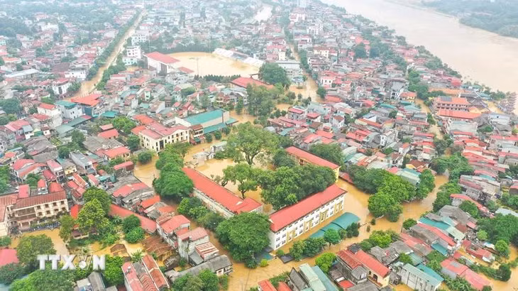 Nước sông Hồng lên cao, nhấn chìm các khu vực nằm ven sông ở thành phố Yên Bái, chiều 9/9. (Ảnh: Tuấn Anh/TTXVN)