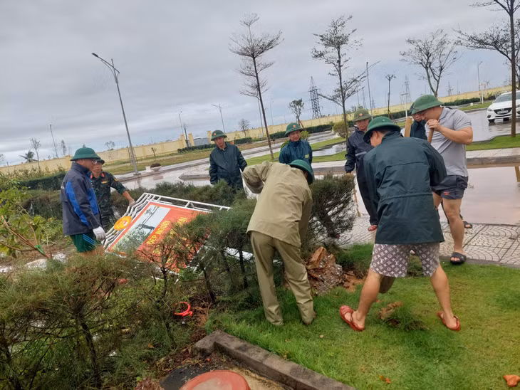 Nhiều bảng, biển trong khuôn viên doanh trại Ban CHQS TX Quảng Yên bị gẫy, đổ do bão số 3.