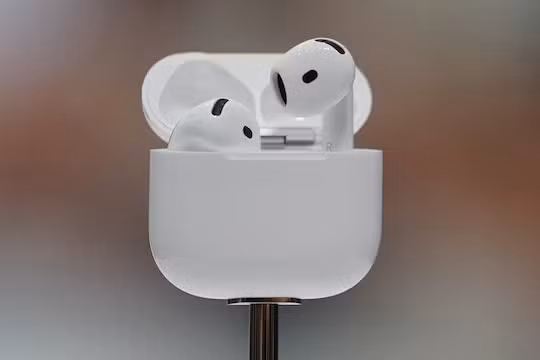 AirPods Pro 2 sẽ trở thành máy trợ thính không kê đơn cho những người mất thính lực từ nhẹ đến trung bình. Ảnh: Washington Post
