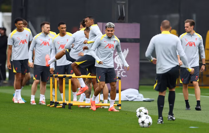 Cầu thủ Liverpool tập luyện trước trận