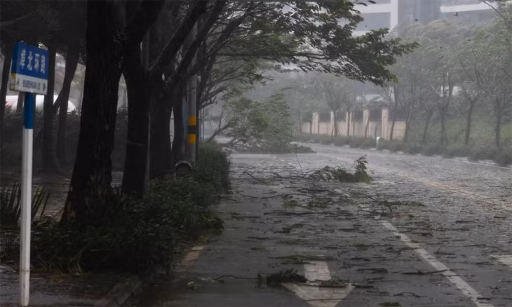 Cơn bão đã mạnh lên gấp đôi kể từ khi đổ bộ vào miền bắc Philippines hồi đầu tuần và khiến 16 người thiệt mạng.