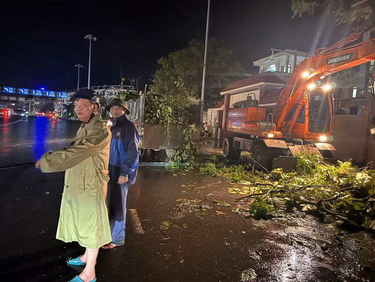 Các lực lượng chức năng phân luồng giao thông để đảm bảo an toàn cho các phương tiện lưu thông qua khu vực Ngã tư Loong Toòng trong quá trình thu gom, dọn dẹp rác thải.