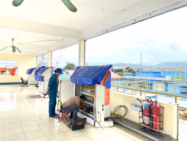 Nhân viên Xí nghiệp nước Uông Bí sửa chữa tủ điều khiển rửa lọc tại nhà máy bị hư hỏng do bão số 3 gây ra.