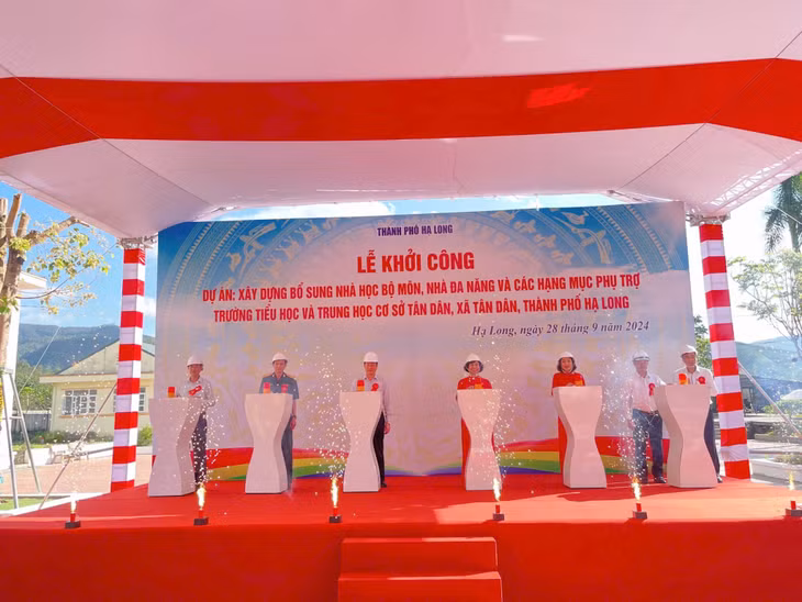 Các đại biểu nhấn nút khởi công công trình xây dựng bổ sung nhà học bộ môn, nhà đa năng và các hạng mục phụ trợ Trường Tiểu học và THCS Tân Dân.