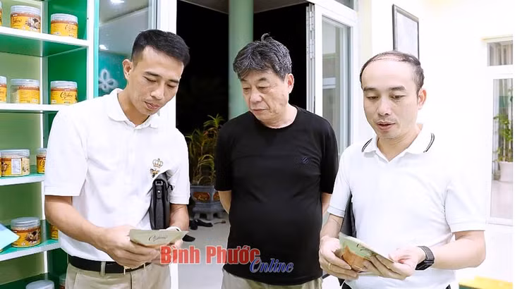 Ông Dương Vạn Sinh, Chủ tịch Hội đồng quản trị Tập đoàn Đầu tư Vạn Sinh Long (đứng giữa) tìm hiểu chế biến điều chuyên sâu tại Công ty cổ phần Hà Mỵ (huyện Đồng Phú) và rất tin tưởng sản phẩm được cấp chứng nhận CDĐL hạt điều Bình Phước