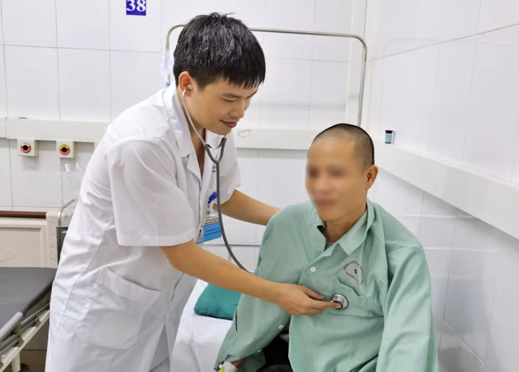 Bác sĩ Khoa Bệnh nhiệt đới (Bệnh viện Đa khoa tỉnh) đang khám, kiểm tra sức khỏe cho bệnh nhân bị bệnh Whitmore.