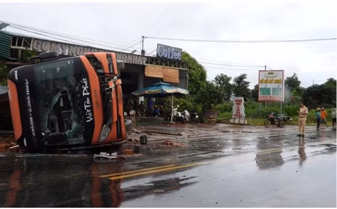 Hiện trường vụ lật xe khách ở Đắk Lắk. Ảnh: Cao Nguyên