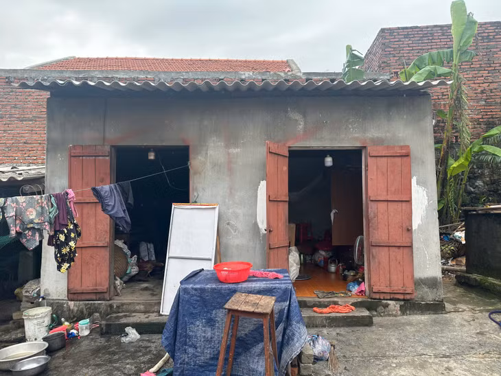 Do nhà bị đổ sập, bà Vũ Thị Nữ, thôn 9, xã Hiệp Hòa (TX Quảng Yên) phải ở tạm trong căn bếp.
