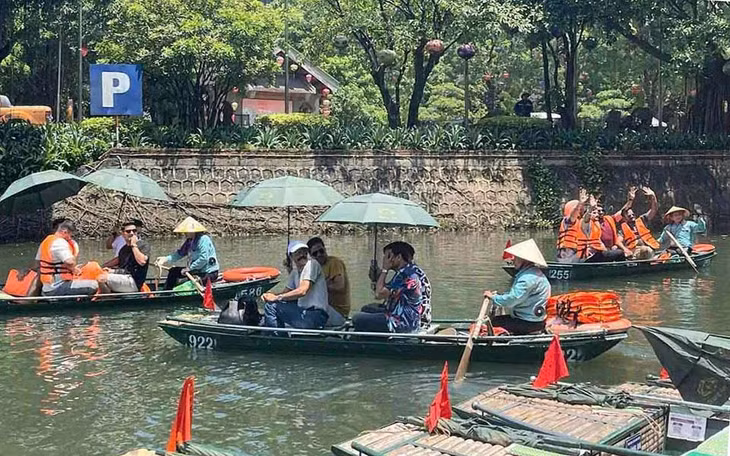 Đoàn khách du lịch của tỉ phú Ấn Độ tham quan Di sản Tràng An. Ảnh: Nguyễn Trường