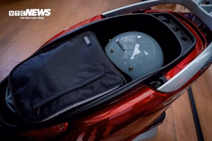 Honda LEAD 125cc có cốp dung tích lớn cùng đèn chiếu sáng.