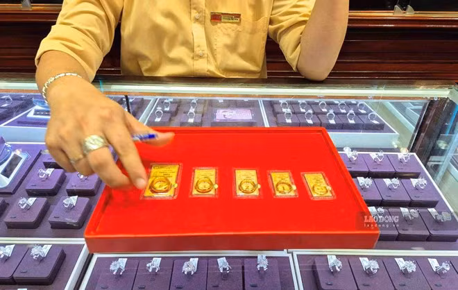 Giá vàng nhẫn neo cao kỷ lục bất chấp thị trường thế giới quay đầu sụt giảm. Ảnh minh họa: Phan Anh
