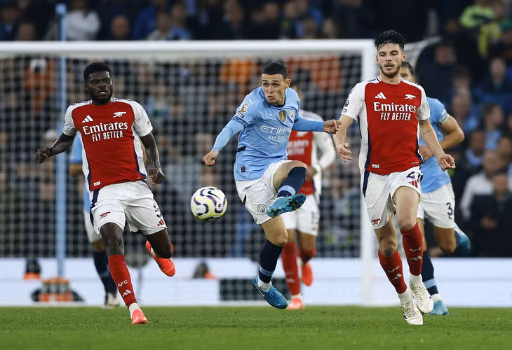 Man City (giữa) và Arsenal hứa hẹn sẽ bứt phá từ vòng 6 - Ảnh: Reuters