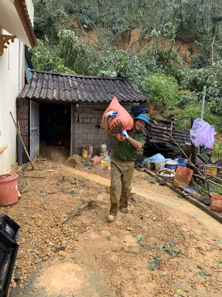 Các lực lượng chức năng cũng giúp người dân dọn dẹp nhà cửa