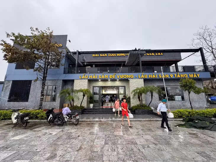 Nhà hàng Green, phường Bãi Cháy (TP Hạ Long) nấu những suất cơm ấm nóng miễn phí hỗ trợ những trường hợp có hoàn cảnh khó khăn.