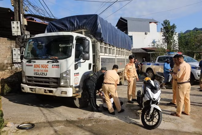 Tổ công tác cùng Đội CSGT huyện Mộc Châu khống chế tài xế có nồng độ cồn vượt khung. Ảnh: Công an cung cấp