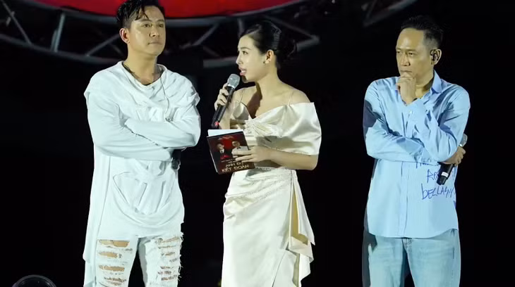 MC Tố Quyên dẫn trong đêm nhạc Tuấn Hưng - Duy Mạnh.