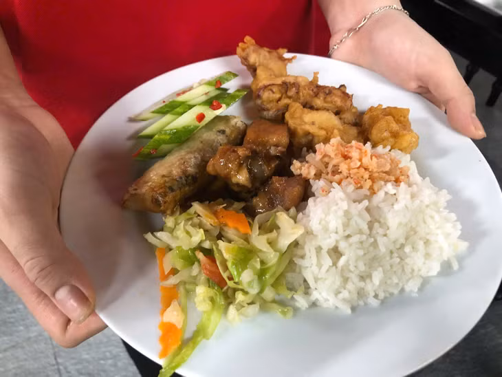 Những suất cơm miễn phí dù đơn giản nhưng chứa đầy tình nghĩa, sự sẻ chia.