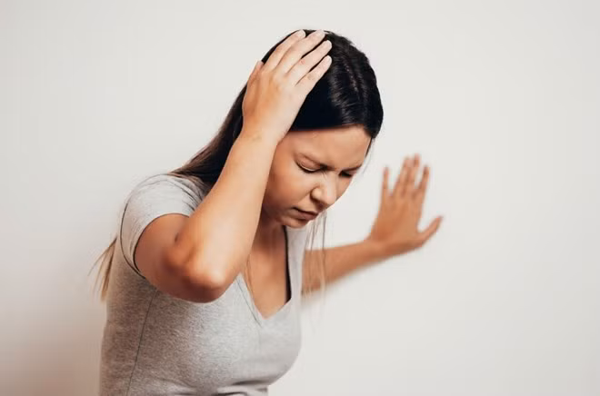 Có rất nhiều lý do khiến người trẻ tuổi mắc triệu chứng rối loạn tiền đình. Ảnh: Pixabay