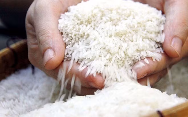 Xuất cấp gạo để hỗ trợ địa phương bị ảnh hưởng của bão số 3. Ảnh: Phương Anh.