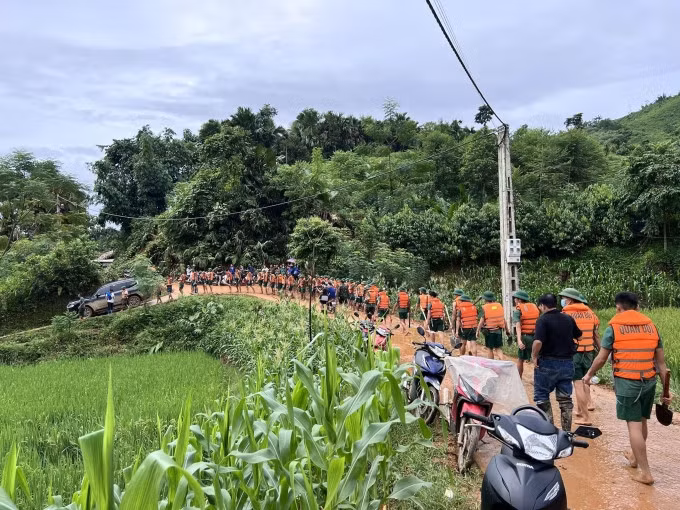 Bộ đội di chuyển ra hiện trường vụ lũ quét ở Bảo Yên, Lào Cai để tìm kiếm nạn nhân, chiều 11/9. Ảnh: Hoàng Phương